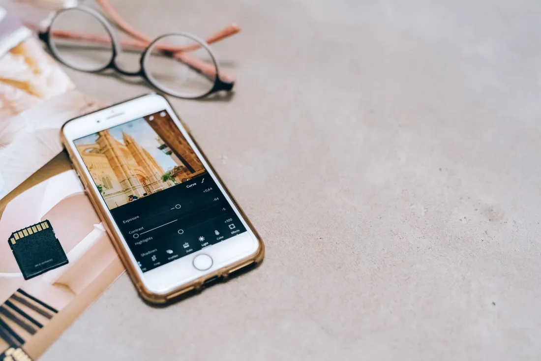 Smartphone menampilkan interface aplikasi edit foto kartun dan AI art